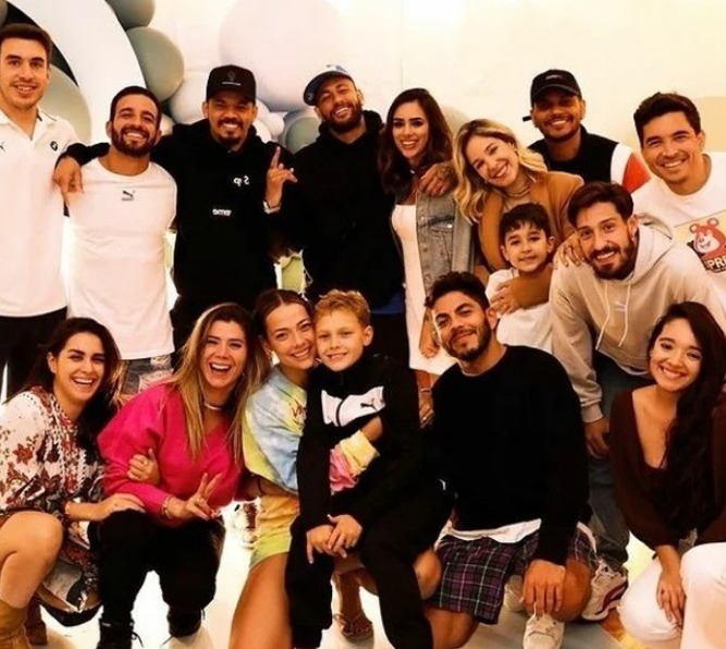 Neymar posa pra foto ao lado do seu novo affair, Bruna Biancardi