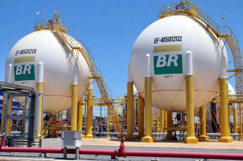 Petrobras (PETR3;PETR4) eleva preços da gasolina em 5% e do diesel em 8% a partir da próxima quarta