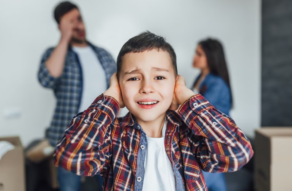 Educação de filhos desobedientes, como educá-los sem atritos; almoçar com celular pode?