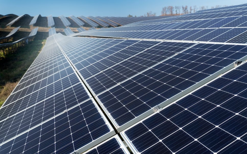 Investir em energia solar compensa, quais os riscos?
